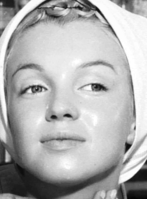 Marylin Monroe No Makeup, Marilyn Monroe Lifting Weights, Marilyn Monroe Nose, Marilyn Monroe No Makeup, Marilyn Monroe Makeup, Vintage Cinema, Beauty People, Marilyn Monroe Photos, Blue Eyeshadow