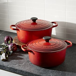 Le Creuset ® Signature Round Cerise Red French Ovens with Lid Le Creuset Red, Enamel Pan, Kitchen Favorites, Kitchen Island On Wheels, Le Creuset Cookware, Enamel Cookware, Seasonal Living, Dutch Ovens, Red French