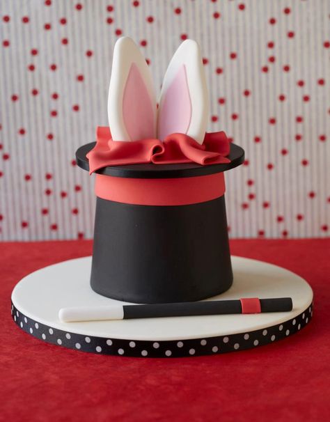 Tarta para fiesta con temática de magia Magician Cake, Magic Party Theme, Magician Birthday Party, Black Magic Cake, Magician Party, Magic Birthday Party, Thematic Cake, Magic Birthday, Rabbit Cake