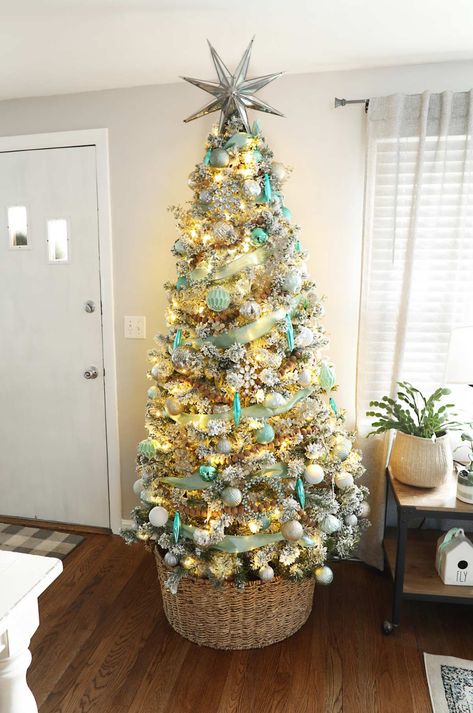 A non traditional teal Christmas tree. A beautiful flocked Christmas tree with a mix of vintage ornaments, beaded garland, bling and teal ornaments. Teal Christmas Tree, Turquoise Christmas Tree, Green Christmas Tree Decorations, Blue Christmas Tree Decorations, Teal Christmas, Turquoise Christmas, Flocked Christmas Tree, Creative Christmas Trees, Real Christmas Tree