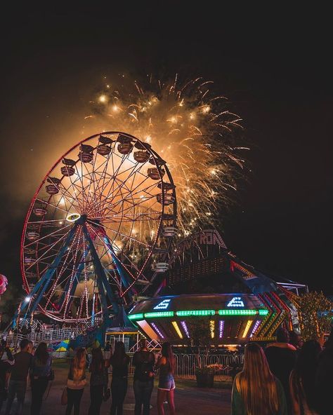 Street Fair Aesthetic, Night Carnival Aesthetic, Fanfare Aesthetic, Fun Fair Aesthetic Night, Fair Astethic, Shivani Core, Fair Wallpapers, Fair Aesthetic Night, County Fair Aesthetic