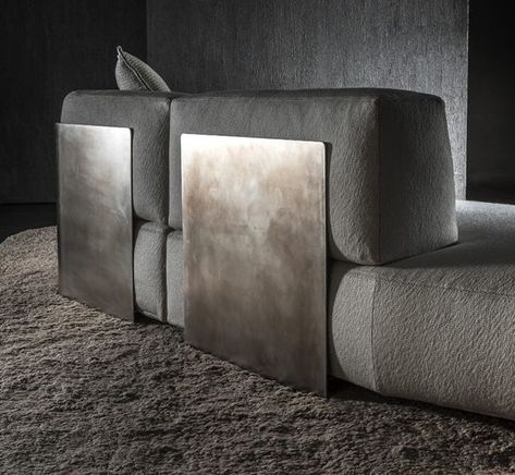 Exhibiting a refined sculptural appeal, the Downtown Sofa captures the scene with clean and essential aesthetics. The sofa, iconic design among Henge's newest additions, features a wooden frame padded with polyurethane foam covered with 100% white goose down. Animated by innate elegance, its abundant shapes give it a pleasant and delicate look, ensuring intense visual and seating comfort. #henge #henge07 #21Collection #interiorhome #italiandesign #italiandesignfurniture #hengedesign Sofa Italian Design, Henge Furniture, Box Sofa, Trade Show Design, Italian Furniture Design, Dark Living Rooms, Modern Style Furniture, White Goose, Sofa Bench