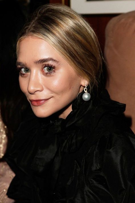 CELEBRITIES IN PEARLS: Ashley Olsen looks great in Large Pearl Earrings. #celebritiespearls #celebritieswearingpearls #celebritiesrockingpearls #pearls #celebrities Celebrities Earrings, Large Pearl Earrings, Wedding Bride Jewelry, Mary Kate Ashley, Steam Punk Jewelry, Prom Accessories, Celebrity Jewelry, Pearl Necklace Designs, Olsen Twins