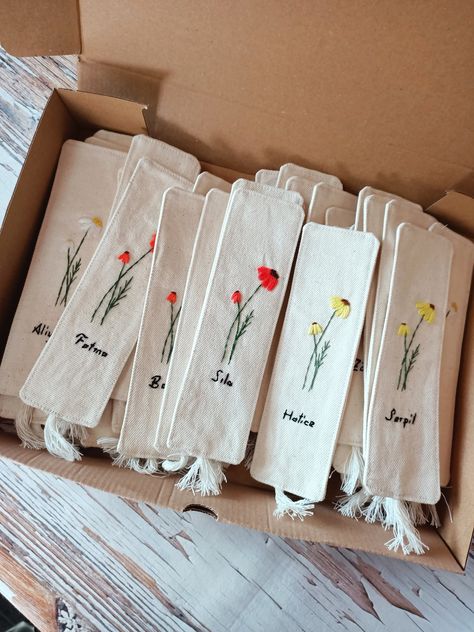 Personalized floral bookmarks are prepared with love for you. If you wish, you can order in bulk for report card gifts or graduation souvenirs.  You can contact me 👍 Embroidered Teacher Gifts, Wedding Bookmarks Favors, Graduation Souvenirs Ideas, Graduation Preparation, Wedding Bookmark, Personalised Bookmarks, Graduation Souvenirs, Embroidered Bookmarks, Bible Bookmarks