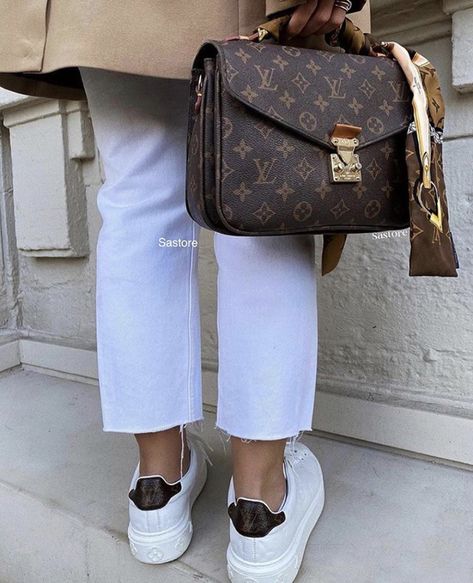 Louis Vuitton Outfit, Lv Handbag, Louis Vuitton Metis, Lv Pochette Metis, Pochette Louis Vuitton, Louis Vuitton Pochette Metis, Lv Pochette, Classic Monogram, Mode Casual