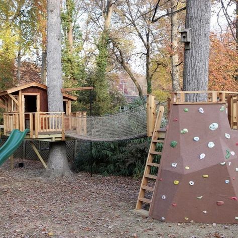 Tree Platform For Kids, Treehouse Playhouse, Treehouse Kids, Playhouse Diy, Kids Climbing Frame, Treehouse Ideas, Outdoor Playhouse, Kids Backyard Playground, Play Area Backyard