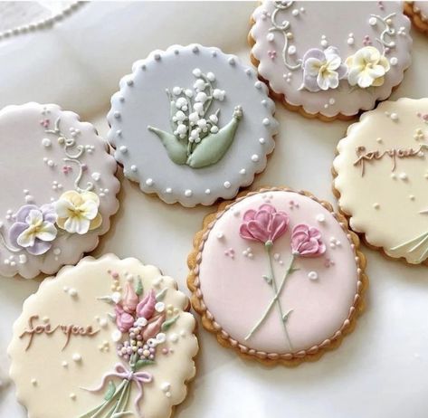 Garden Tea Party Cookies, Heart Cookies With Flowers, Pink Floral Cookies Decorated, Cute Spring Desserts, Cookie Decorating Simple, Tea Party Royal Icing Cookies, Iced Cookie Designs, Pretty Decorated Cookies, Aesthetic Cookie Decorating