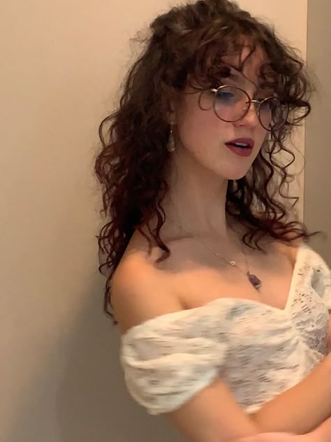 aesthetic pictures Short Curly Hair With Fringe Bangs, Cool Haircuts Curly Hair, Curly Hair Bangs Glasses, Face Framing Curly Bangs, Messy Curly Hair Aesthetic, 2c Hair Bangs, 3a Curly Hair Haircuts, Bangstyle Hair Long Curly, Glasses With Curly Hair