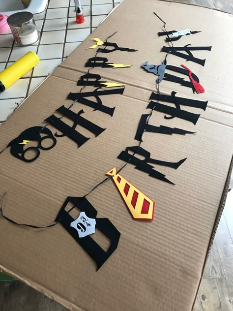 Harry Potter Party Banner, Harry Potter Diy Birthday Decorations, Diy Harry Potter Banners, Birthday Party Decorations Harry Potter, Harry Potter Birthday Party Decorations Diy, Harry Potter Cricut Projects Birthday, Harry Potter Shirts Birthday, Harry Potter Party Ideas Decoration Diy, Harry Potter Birthday Theme Ideas