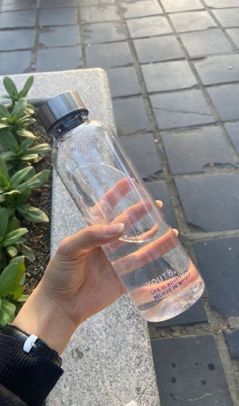 Giant Water Bottle, Agua Natural, Clear Water Bottle, Trendy Water Bottles, Vision Board Wallpaper, Water Aesthetic, Cute Water Bottles, Healthy Water, Bottle Water