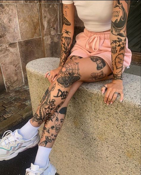 Starting Patchwork Tattoos, Greyscale Traditional Tattoo, Patchwork Leg Sleeve, Tattoo Bein Frau, Lil Tattoos, Full Leg Tattoos, Tattoo Board, Tattoos Geometric, Leg Tattoos Women