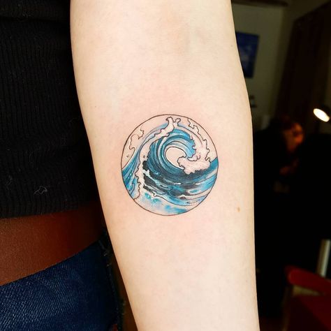 Wave Tattoo Wrist, Simple Wave Tattoo, Small Wave Tattoo, Wave Tattoo Design, Wave Tattoo, Wild Tattoo, Ocean Tattoos, Disney Tattoo, Tatuaje A Color