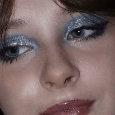 "Oh Christmas brow, oh Christmas brow, how lovely are your arches..." Disco Look Makeup, Glitter Disco Makeup, 70s Glitter Makeup, 70s Prom Aesthetic, Disco Make Up Glitter, Indie Rock Makeup, 70s Prom Makeup, Moon Aesthetic Makeup, 80s Rock Star Makeup