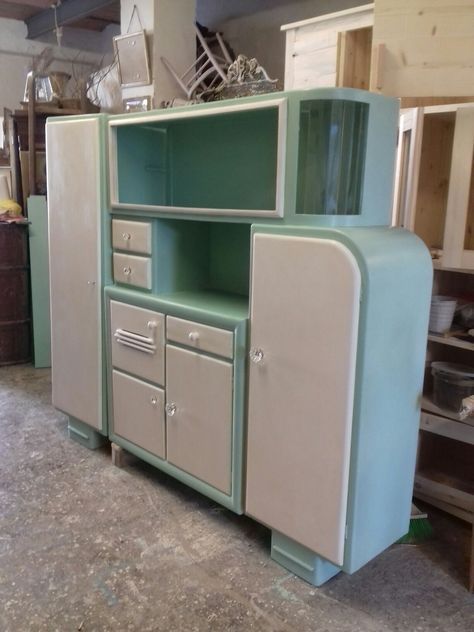 Retro Furniture 1950s, Vintage Kitchen Cabinets, Hoosier Cabinets, Kitschy Kitchen, Casa Vintage, Vintage Trailers, Mid Century Modern Decor, Art Deco Furniture, Vintage Kitchen Decor