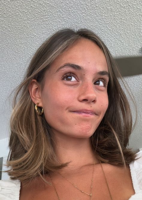 Short Brown Summer Hair, Long Bob Hairstyles With Highlights, Short Haircuts No Layers, Short Hair Emma Chamberlain, Midi Layered Hair, Shorts Hairstyles For Women, Bronze Short Hair, Curtain Bangs Short Brown Hair, Short Hair With Layers Shoulder Length