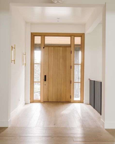 A natural white oak plank entry door framed by sidelites and a transom border ✨ Welcoming abundant natural light into the space while blending organic texture with modern elegance. #thedendesign_creek Design by @thedendesigngroup Build @urbanpachomes Photos @jessicafixphotography #thedendesign #siliconvalleyinteriordesigner #losaltoshillshome #entrydoor #customentrydoor #customhome #luxurydesigners White Oak Front Doors, Custom Front Entry Doors, Front Entry Door, Custom Entry Doors, Oak Front Door, Oak Planks, Front Entry Doors, Front Entry, Entry Door