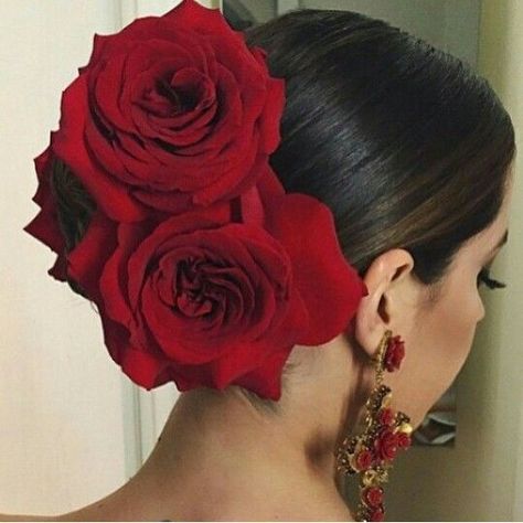 Spanish Hair Accessories, Spanish Flamenco Hair, Mexican Hair Updos, Spanish Updo Hairstyles, Spanish Hair Styles, 16 De Septiembre Hair Ideas, Spanish Inspired Outfit, Spanish Bun Hairstyle, Mexican Inspired Hairstyles