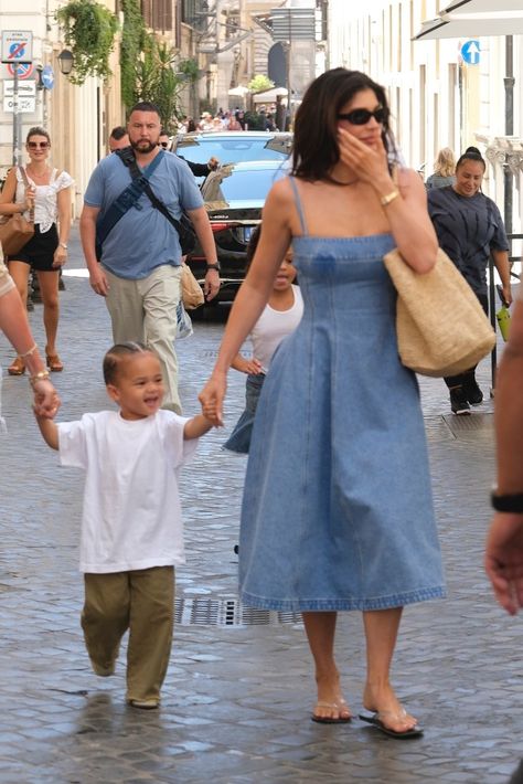 Kylie Jenner has chic mom moment in denim dress on Italy vacation with Stormi and Aire Kylie Jenner Denim Dress, Denim Midi Dress Outfit, Mom Vacation Outfits, Kylie Stassie, Kylie Jenner Outfits Casual, Kylie Jenner Dress, Denim Dress Outfit, Midi Dress Outfit, Kylie Jenner Look