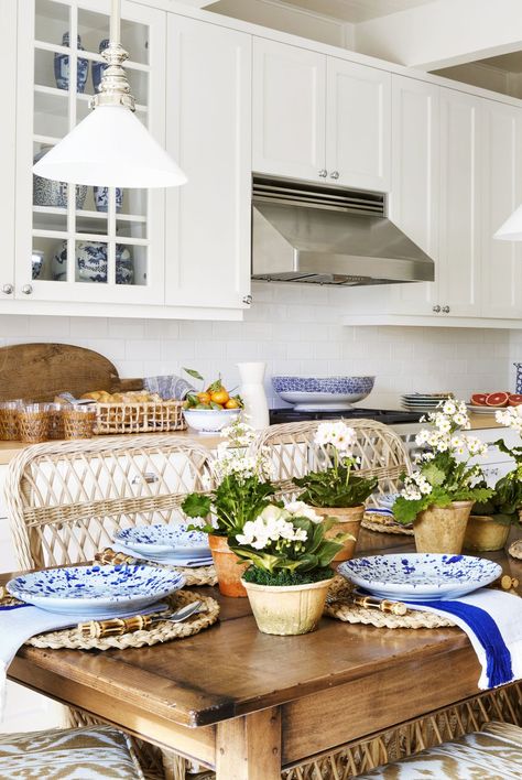 Interior Decor: 5 Tips on How to Decorate a Small Kitchen Sarah Bartholomew, Beach Dining, Cottage Kitchens, Wicker Decor, Classic Kitchen, Kitchen Corner, Kitchen Farmhouse, Favorite Kitchen, Kitchen Remodel Idea