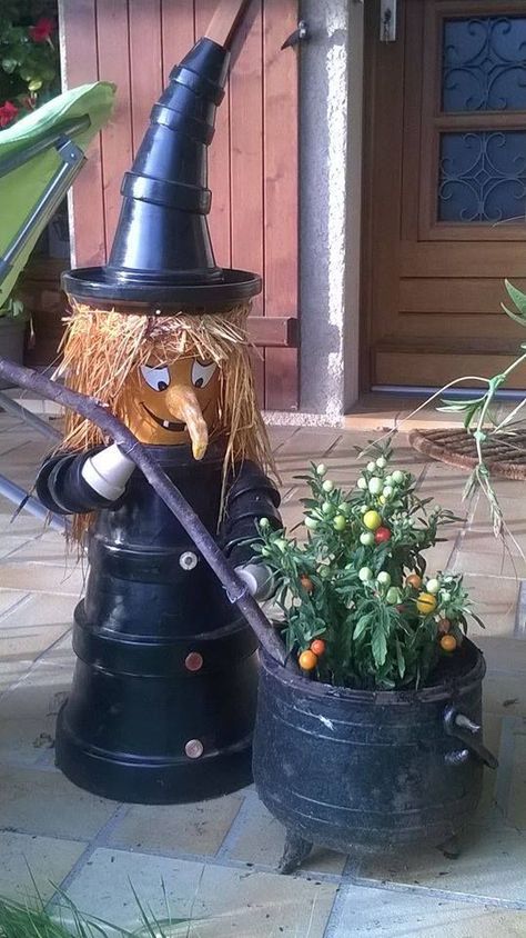 DIY terra cotta pot witch! Halloween Garage Door, Diy Terra Cotta Pots, Halloween Garage, Clay Pot Projects, Flower Pot People, Clay Pot People, Flower Pot Art, Halloween Clay, Terra Cotta Pot Crafts