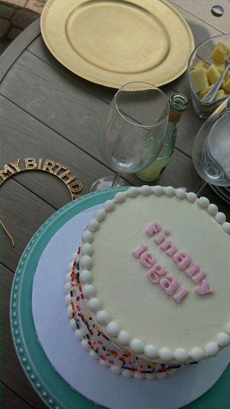 Minimalist Cake 18th Birthday, 18th Birthday Cake Legal, Minimalist Bday Cake Aesthetic, Legal Birthday Cake, 21st Bday Cakes, 21 Cake Ideas 21st Birthday, Cake Ideas 18th Birthday, Finally Legal Cake, Birthday Cake For 18th Birthday