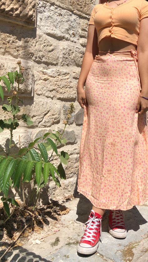 Long Skirts With Converse, Floral Midi Skirt Outfit, Long Tight Skirt, Midi Skirt Outfits Summer, Long Skirt Aesthetic, Clothing Cabinet, Pink Skirt Outfits, Outfit Converse, Girls Long Skirts