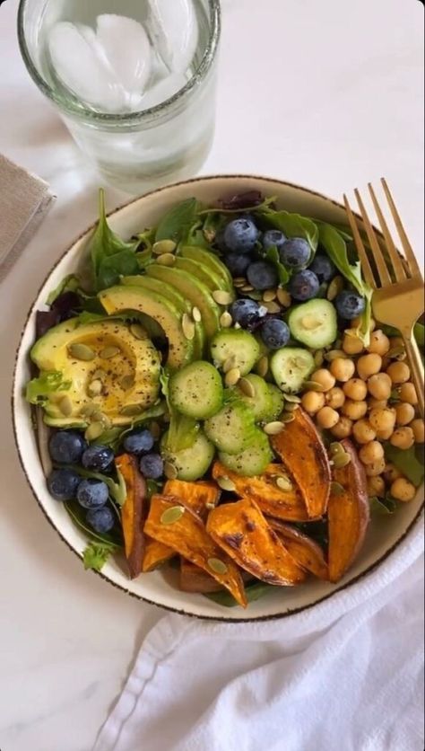 Healthy Aesthetic Secrets of Fit Girls - Sweatly Life Healthy Food Inspiration, Pretty Food, Healthy Lunch, Aesthetic Food, Healthy Dinner, Food Inspiration, Health Food, Healthy Breakfast, Whole Food Recipes