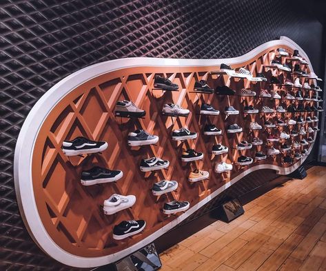 This shoe shelf Shoe Showroom Interior, Shose Design Shelf, Shoes Display Design, Shoe Display Retail, Footwear Showroom, Shoes Showroom, Converse Store, Shoe Store Design, Sneaker Displays