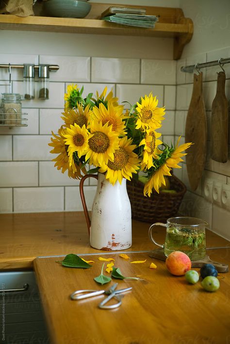 Sunflower Bouquet Vase, Vase Of Sunflowers, Sunflowers In Vase, Hygge Autumn, Dream Flat, Fall Sunflowers, Kitchen Vibes, Sunflower Girl, Sunflower Vase