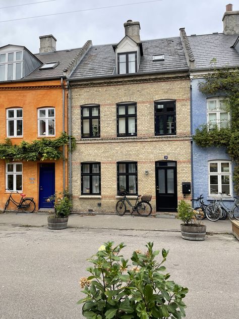 Old Apartment Exterior, Copenhagen House Exterior, Cute Apartment Building Exterior, Copenhagen Townhouse, Aesthetic Apartment Complex Exterior, Copenhagen Apartment, Apartment Exterior, House Exteriors, Copenhagen