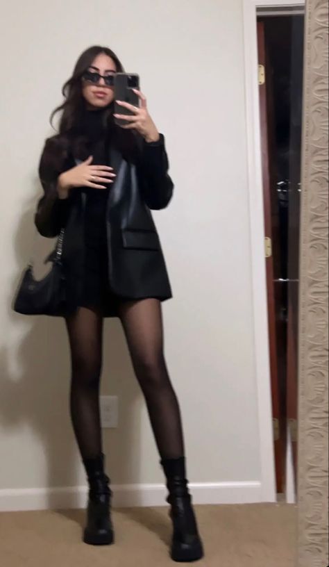 Short Dress With Tights, Style Black Leather Jacket, Semi Formal Outfits For Women, Leather Jacket For Women, Outfit Elegantes, Leather Jacket Dress, Tight Dress Outfit, Casual College Outfits, Jacket Outfit