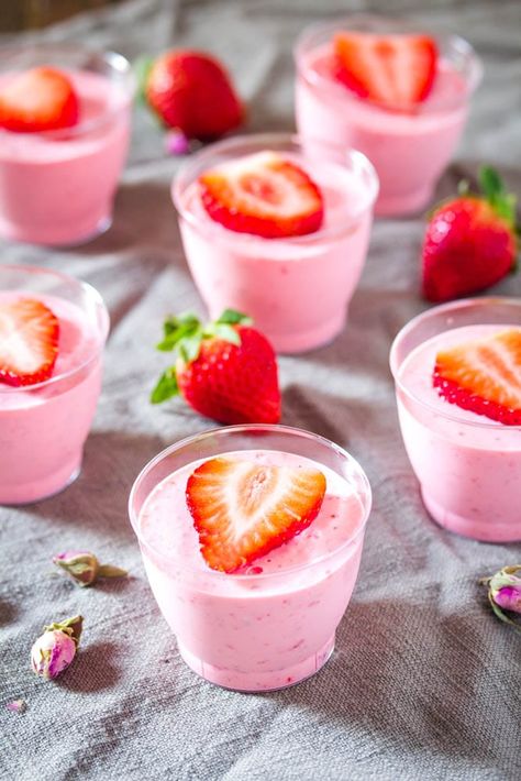 Quick Strawberry Mousse Recipe Pink Mousse Cups, Strawberries And Cream Recipe, Strawberry Mousse Recipe, Lemon Blueberry Bundt Cake, Cakes Ice Cream, Blueberry Bundt Cake, Fresh Strawberry Recipes, Strawberry Parfait, Cheesecake In A Jar