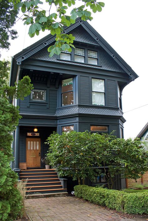 a blog dedicated to beautiful Victorian homes. Disclaimer: These photos do not belong to me unless... Victorian House Colors, Modern Victorian Homes, Victorian Exterior, Black Houses, New Victorian, Dark House, Casas Coloniales, Casa Vintage, Modern Victorian