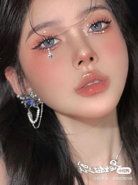 Doyuin Makeup, Gem Makeup, Makeup Douyin, Pop Makeup, Concert Makeup, Glitter Makeup Looks, Complete Makeup, Douyin Makeup, Doll Eye Makeup