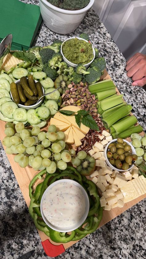 Green Food Platter, Charcuterie Board Colors, Green Color Food Ideas, Green Snack Board, Colour Themed Food Board, Green Charcuterie Board Ideas, Colored Themed Charcuterie Board, Color Coordinated Charcuterie Board, Green Bring A Board Night