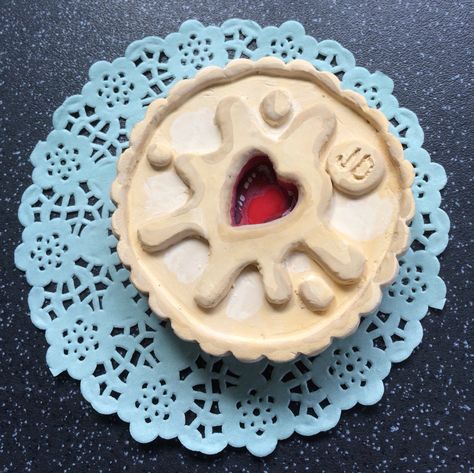 Ceramic biscuit, Jammie Dodger. Pop Art Sculpture. Ingrid Loxterkamp Pop Art Clay Projects, Ceramic Food Sculpture, Clay Food Sculpture, Clay Desserts, Food Furniture, Clay Cafe, Pop Art Sculpture, Children Food, Food Sculpture