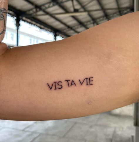 French tattoo, vis ta vie, letters, written tattoo French Tattoo, Fonts Lettering, Tattoo Font, Tattoo Lettering, Tattoo Fonts, Lettering Fonts, Tattoos And Piercings, Jesus Fish Tattoo, Tattoo Quotes