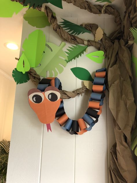 Jungle Theme Classroom Decorations, Tropisk Fest, Jungle Theme Decorations, Jungle Theme Classroom, Rainforest Theme, Jungle Thema, Jungle Decorations, Deco Jungle, Jungle Theme Birthday