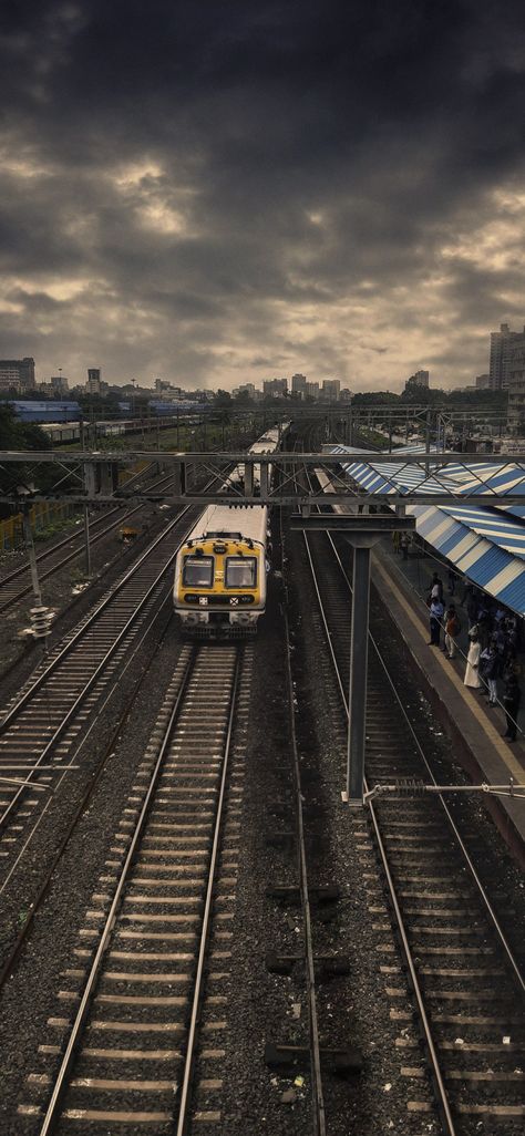 Mumbai Rain Night, Local Train Mumbai Photography, Mumbai Asthetic Picture, Mumbai Barish, Local Train Snap, Mumbai Wallpaper, Mumbai Rain, Mumbai Aesthetic, Mumbai Local