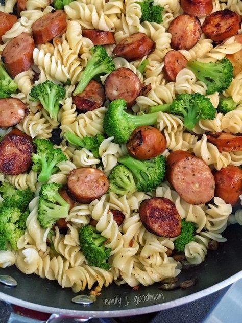 21 Day Fix Pasta with Broccoli & Chicken Sausage 21 Day Fix Pasta, Pasta Broccoli, Meat Entrees, Pasta With Broccoli, 21 Day Fix Diet, Resep Pasta, Broccoli Chicken, Beachbody Recipes, 21 Day Fix Meals