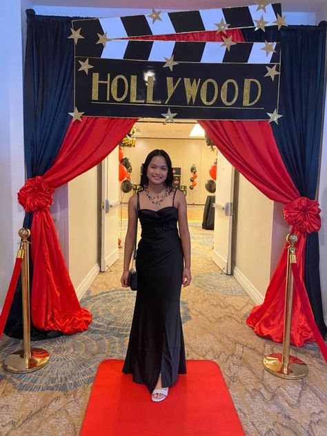 Red Carpet Dance Theme Dresses, Annie Props, Hollywood Theme Prom, Hollywood Glamour Party, Hollywood Theme Party Decorations, Hollywood Dance, Old Hollywood Prom, Oscars Theme Party, School Dance Ideas