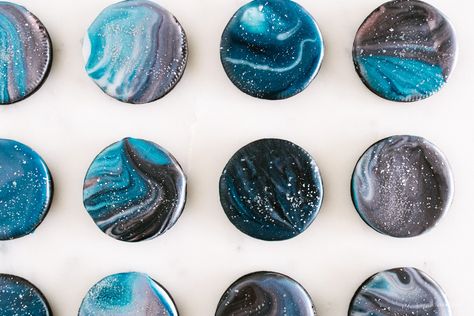 how to make galaxy glaze - www.iamafoodblog.com Celestial Cookies Decorated, Galaxy Oreos, Galaxy Recipes, Galaxy Macarons, Space Cookies, Galaxy Desserts, Galaxy Cookies, Oreo Thins, Galaxy Party