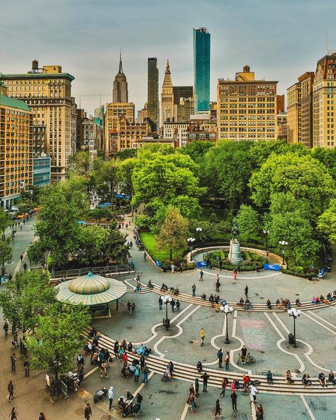 Union square park Union Square Nyc, Nyc Dream, Dream Location, Earth City, York Christmas, East Coast Usa, New York City Aesthetic, City Scapes, Nyc Instagram