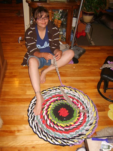 No Sew Rag Rug, Tie Purse, Jeans Purse, Rag Rug Diy, Rag Rug Tutorial, Braided Rug Diy, Braided Rag Rugs, Rug Tutorial, Rag Rugs