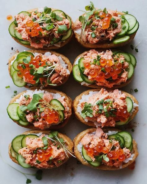 Salmon Sushi Recipes, Inari Sushi, Sushi Ingredients, Sushi Recipe, Sushi At Home, Poached Salmon, Salmon Sushi, Spicy Salmon, Fresh Spices