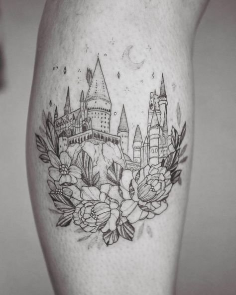 Harry Potter Castle Tattoo, Harry Potter Tattoo Unique, Hogwarts Tattoo, Harry Potter Castle, Harry Tattoos, Hp Tattoo, Castle Tattoo, Potter Tattoo, Tattoo Floral