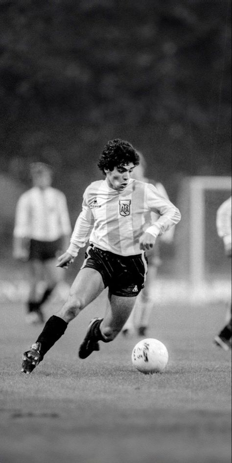 Maradona Wallpaper, Football Artwork, Argentina Soccer, Soccer Photography, The Good Son, Football Players Images, Football Illustration, Female Soccer Players, Football Images