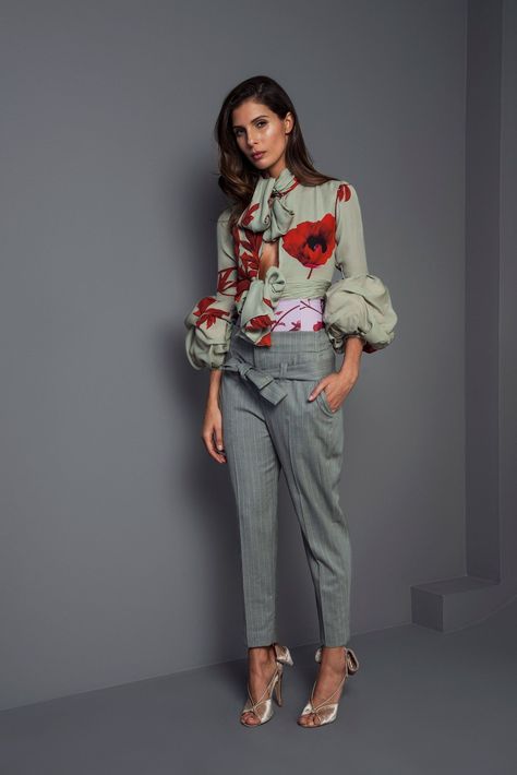 Floral Blouse Outfit, Estilo Hippie, Elegante Casual, Mode Chic, Looks Street Style, Johanna Ortiz, Looks Chic, Blouse Outfit, Grey Floral