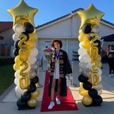 Decoration For Graduation Party Ideas, Grad Balloons Decoration, Balloon Decoration For Graduation, Graduation Decor Balloons, Graduation Outdoor Decorations, Prom Balloon Columns, Grad Balloon Columns, High School Graduation Party Decorations Outdoor Centerpiece Ideas, Grad Balloon Decorations