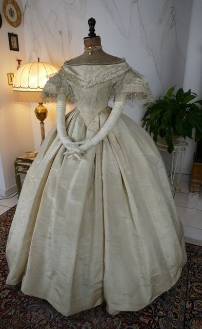 Gray Silk Dress, Royal Ball Gown, Ball Gowns Victorian, Victorian Dress Gown, 1800s Dresses, Gown Victorian, Victorian Ball Gowns, Moda Medieval, Victorian Era Dresses